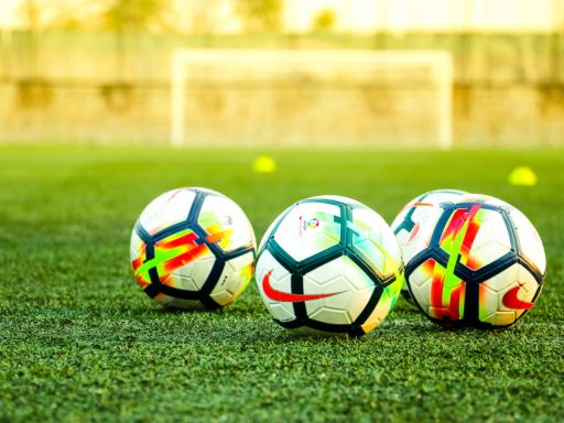 L’Inter giochicchia, annaspa ma poi vince. Juve e Milan sono lì vicino